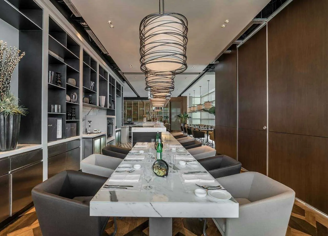 Discovery Primea Makati City 5*,